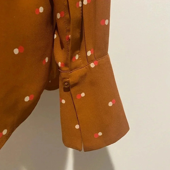 ANN TAYLOR Polka Dot Print Split Neck Pleated Blouse. Size XS - Picture 4 of 8